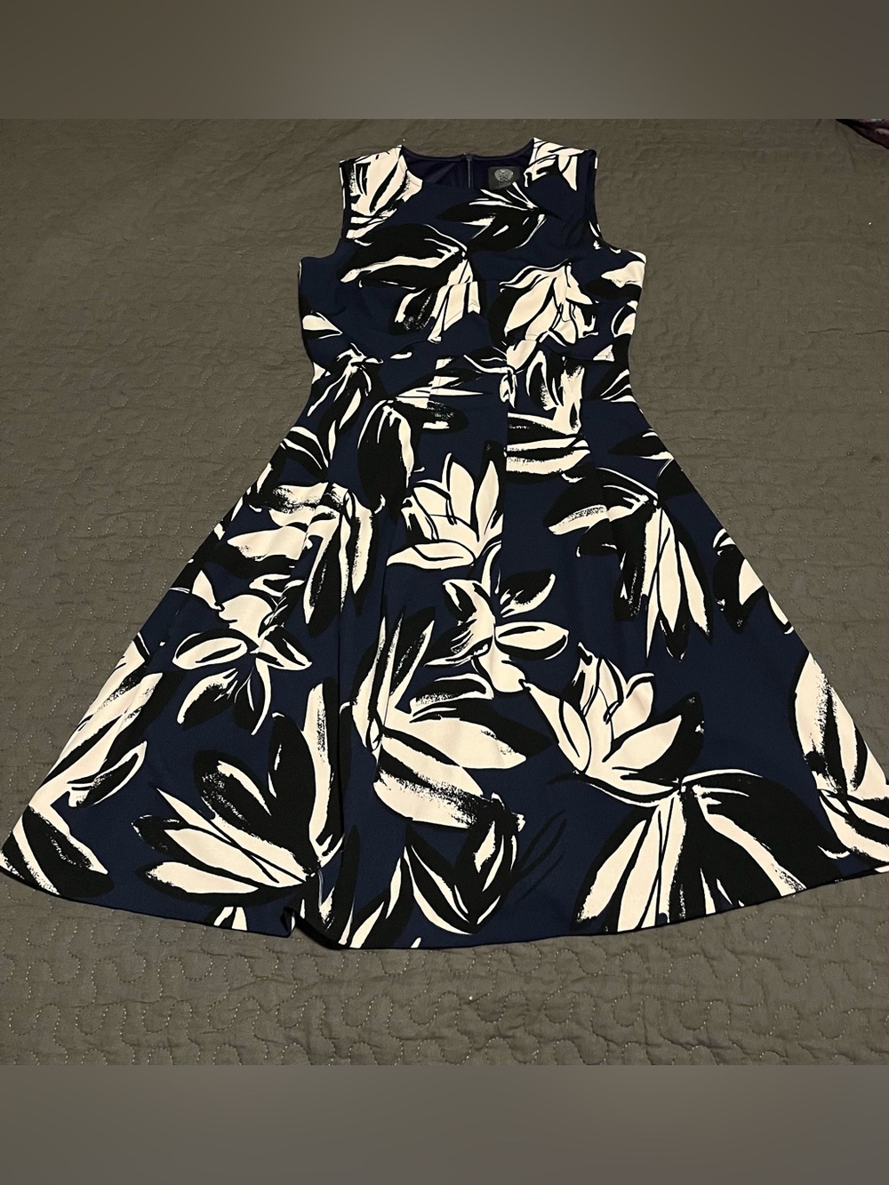 Vince Camuto Navy Floral Fit & Flare Dress Women’s Size 0 Sleeveless